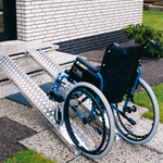 Anwendung der Auffahrrampen mit Rollstuhl